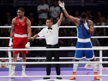 El árbitro levanta el brazo de Loren Berto Alfonso Domínguez tras el combate ante Enmanuel Reyes Pla