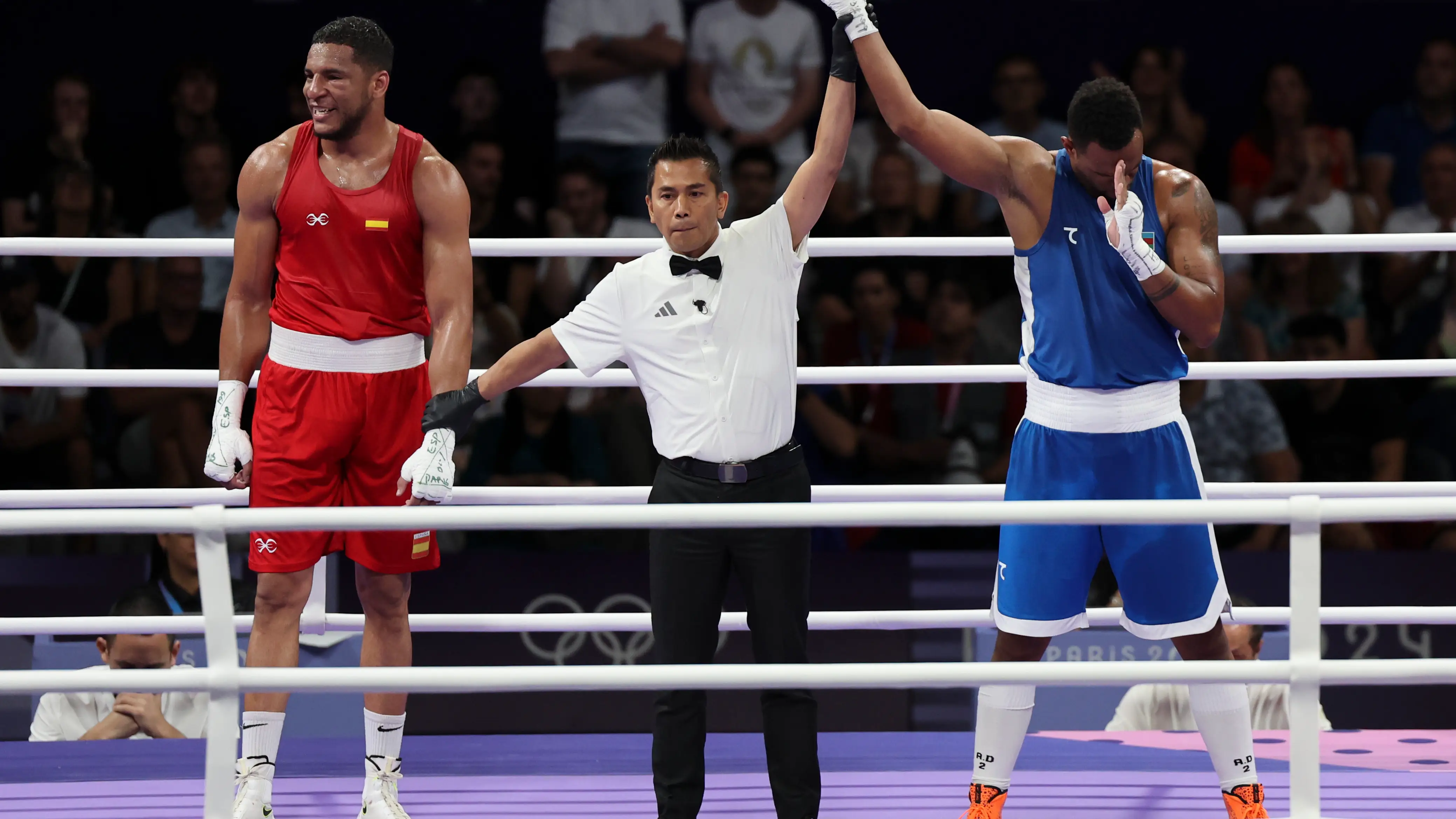 El árbitro levanta el brazo de Loren Berto Alfonso Domínguez tras el combate ante Enmanuel Reyes Pla El árbitro levanta el brazo de Loren Berto Alfonso Domínguez tras el combate ante Enmanuel Reyes Pla