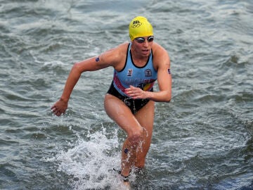 La triatleta belga Claire Michel saliendo de Sena