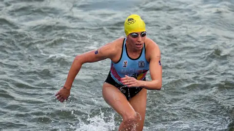 La triatleta belga Claire Michel saliendo de Sena La triatleta belga Claire Michel saliendo de Sena
