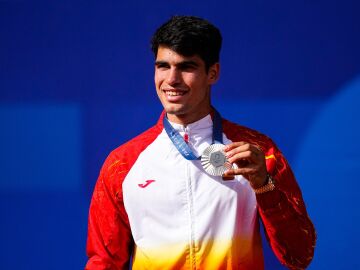 Carlos Alcaraz con su medalla de plata