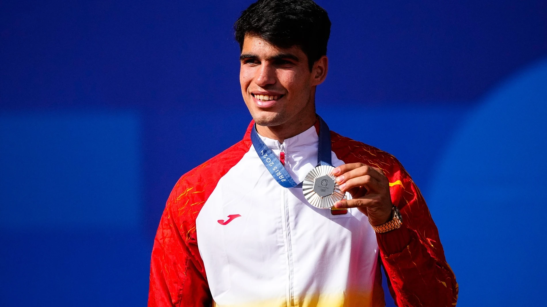 Carlos Alcaraz con su medalla de plata Carlos Alcaraz con su medalla de plata
