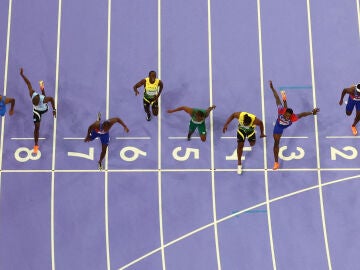 Foto finish de la final de los 100 metros lisos en los Juegos Olímpicos de París 2024