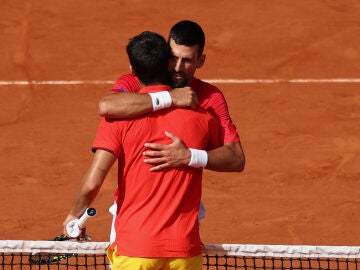 Djokovic y Alcaraz se abrazan tras la final olímpica en París 2024