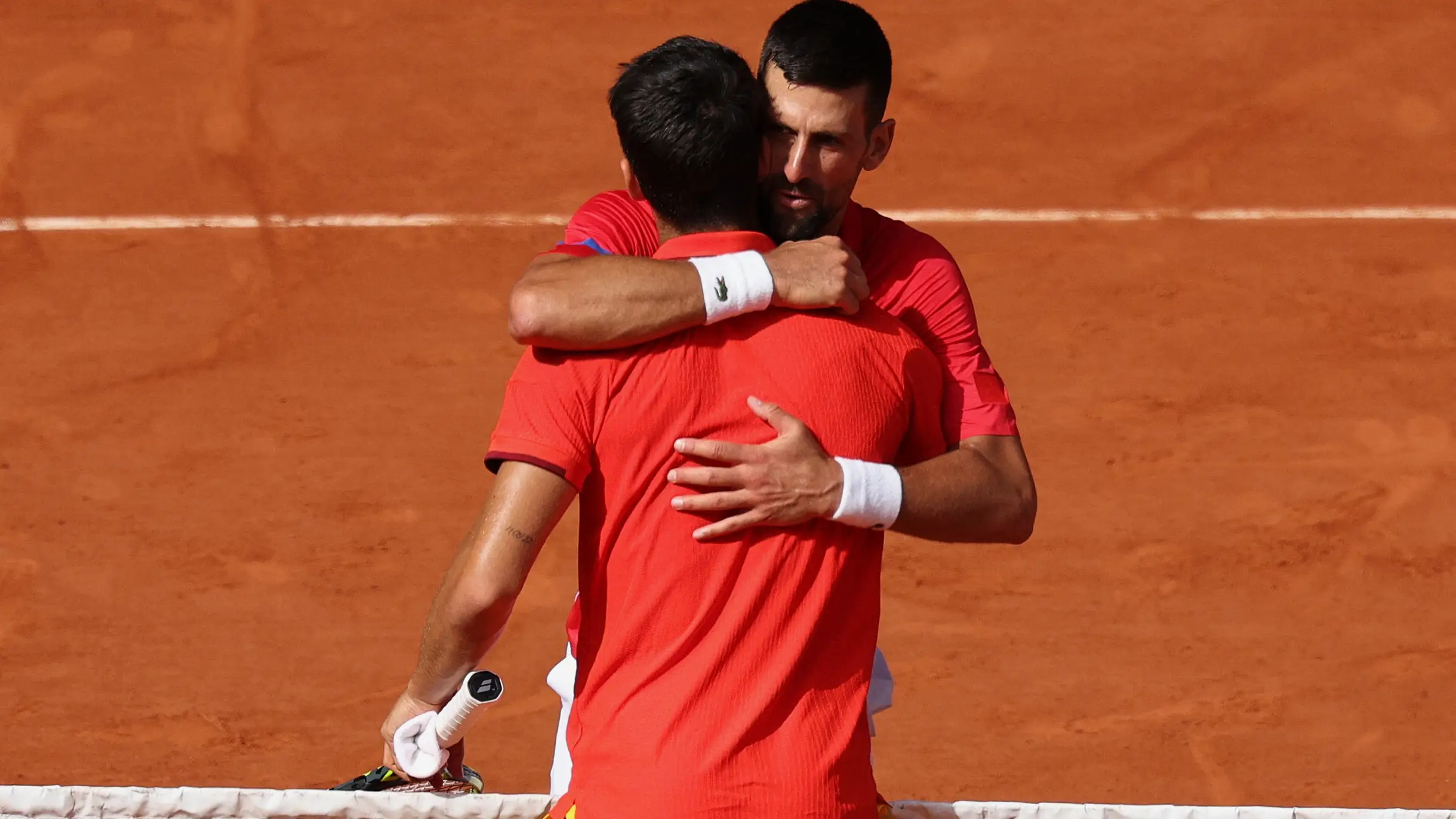 Djokovic y Alcaraz se abrazan tras la final olímpica en París 2024 Djokovic y Alcaraz se abrazan tras la final olímpica en París 2024