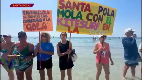 Los bañistas de Santa Pola (Alicante), en guerra contra el kitesurf: "La playa es pública y queremos estar seguros" Los bañistas de Santa Pola (Alicante), en guerra contra el kitesurf: "La playa es pública y queremos estar seguros"