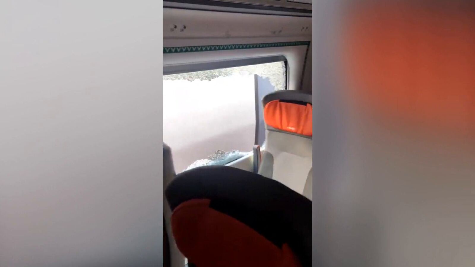 Retrasos en Chamartín por una nueva avería en un tren: rompen la ventana de un vagón y la estación se ve colapsada