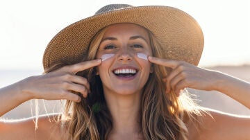 Una mujer con crema solar en el rostro