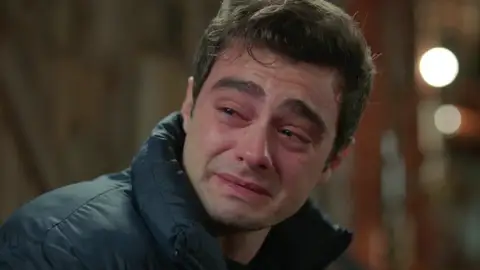 Esta noche en Hermanos: Ömer se siente culpable por no haber protegido a Asiye y planea su venganza Esta noche en Hermanos: Ömer se siente culpable por no haber protegido a Asiye y planea su venganza