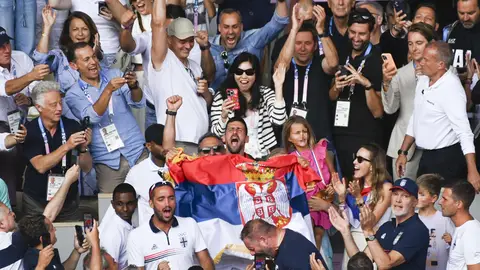 Novak Djokovic celebrando con su familia la medalla de oro en los Juegos Olímpicos de París Novak Djokovic celebrando con su familia la medalla de oro en los Juegos Olímpicos de París