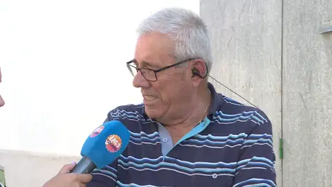 El pueblo de Velliza (Valladolid), confinado por el ataque de 30.000 abejas: "Me atacaron en plena calle" El pueblo de Velliza (Valladolid), confinado por el ataque de 30.000 abejas: "Me atacaron en plena calle"