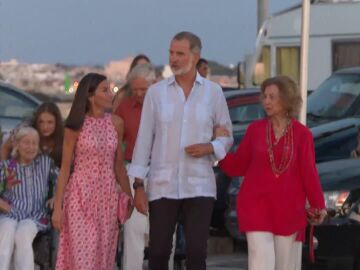 La familia real posa al completo en una cena en Mallorca cargada de anécdotas y tiernas imágenes 