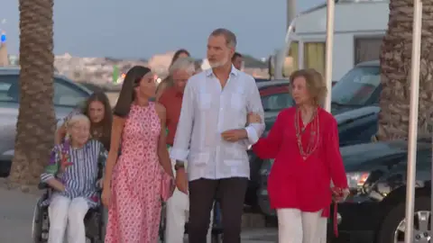 La familia real posa al completo en una cena en Mallorca cargada de anécdotas y tiernas imágenes La familia real posa al completo en una cena en Mallorca cargada de anécdotas y tiernas imágenes