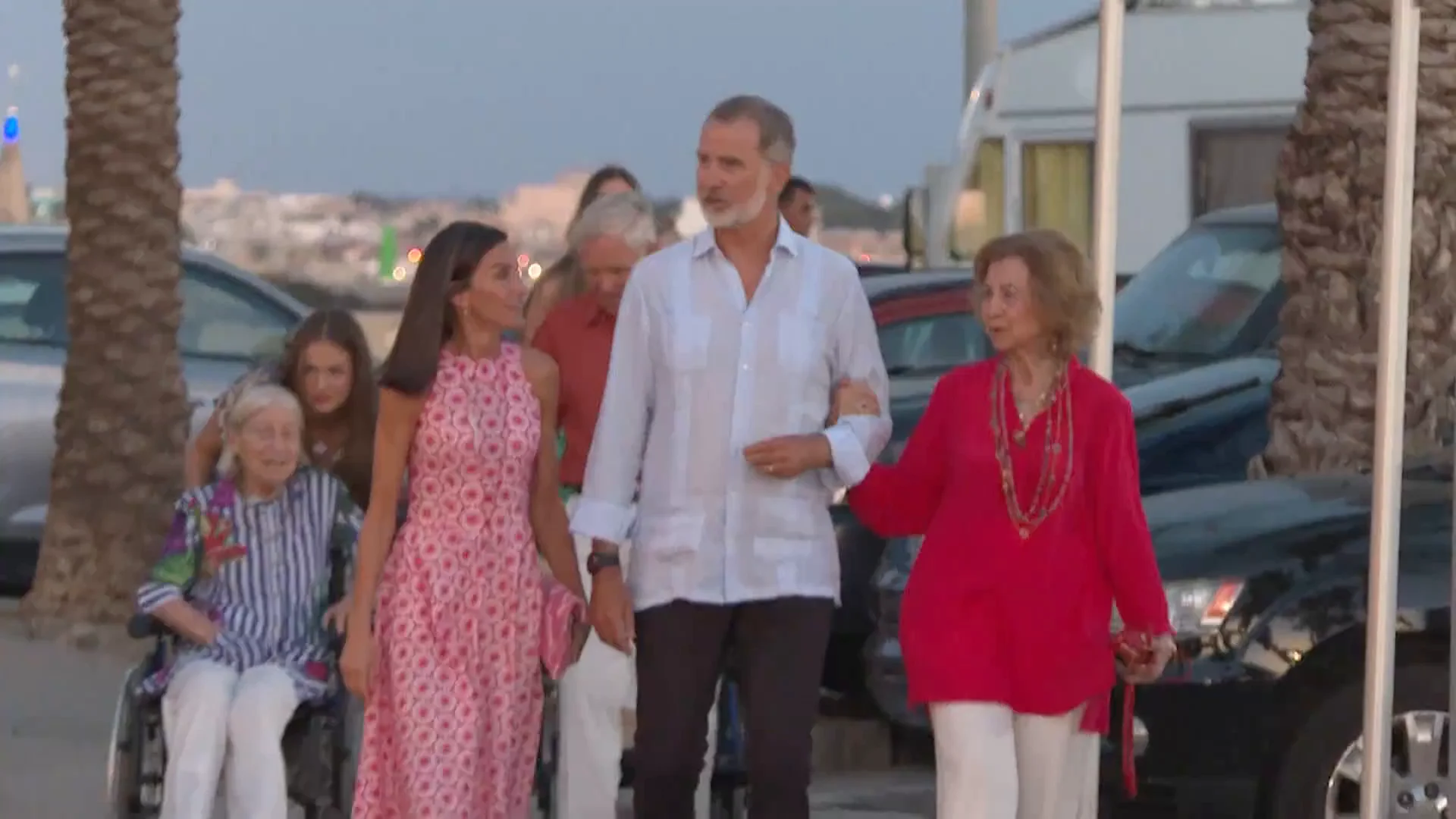 La familia real posa al completo en una cena en Mallorca cargada de anécdotas y tiernas imágenes La familia real posa al completo en una cena en Mallorca cargada de anécdotas y tiernas imágenes