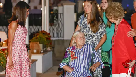 Irene de Grecia mira a su hermana, la reina Sofía Irene de Grecia mira a su hermana, la reina Sofía