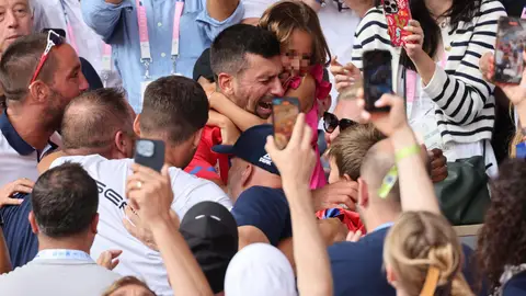 Novak Djokovic abrazando a su hija tras ganar la medalla de oro en los Juegos Olímpicos de París Novak Djokovic abrazando a su hija tras ganar la medalla de oro en los Juegos Olímpicos de París