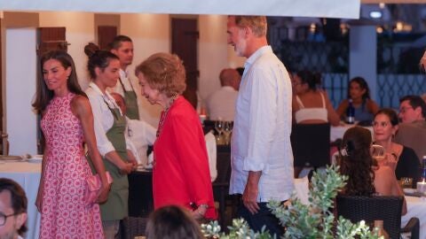 Teri Hatcher se encuentra a los Reyes de España