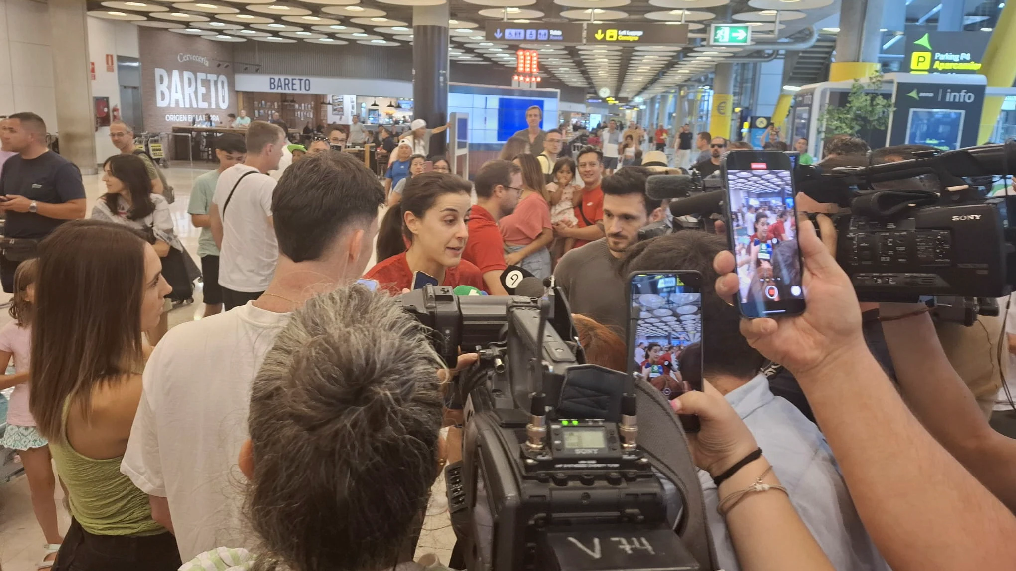 Carolina Marín, a su llegada a Barajas (Madrid) Carolina Marín, a su llegada a Barajas (Madrid)