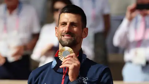 Novak Djokovic con la medalla de oro de los Juegos Olímpicos de París Novak Djokovic con la medalla de oro de los Juegos Olímpicos de París