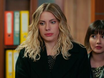  Un esc&aacute;ndalo tras otro. En un giro inesperado de los acontecimientos, Yildiz, Zeynep y Asuman se han visto en prisi&oacute;n una vez m&aacute;s, esta vez debido a un malentendido. La prima de Sedai, desesperada por encontrar trabajo, ha terminado involucrada en una situaci&oacute;n comprometedora que los ha llevado a todos a la c&aacute;rcel. La noticia de su arresto ha corrido como la p&oacute;lvora. Doğan, enterado de la situaci&oacute;n, se ha apresurado a la comisar&iacute;a, decidido a ayudar a Yildiz. Una vez que se han marchado del lugar, el padre de Kumru no ha podido evitar sorprenderse con la rapidez con la que su exmujer se ha ganado el coraz&oacute;n de la gente que estaba en la c&aacute;rcel. &iexcl;Todo tipo de personas la ha saludado!