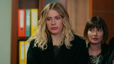 Un escándalo tras otro. En un giro inesperado de los acontecimientos, Yildiz, Zeynep y Asuman se han visto en prisión una vez más, esta vez debido a un malentendido. La prima de Sedai, desesperada por encontrar trabajo, ha terminado involucrada en una situación comprometedora que los ha llevado a todos a la cárcel. La noticia de su arresto ha corrido como la pólvora. Doğan, enterado de la situación, se ha apresurado a la comisaría, decidido a ayudar a Yildiz. Una vez que se han marchado del lugar, el padre de Kumru no ha podido evitar sorprenderse con la rapidez con la que su exmujer se ha ganado el corazón de la gente que estaba en la cárcel. ¡Todo tipo de personas la ha saludado! Un escándalo tras otro. En un giro inesperado de los acontecimientos, Yildiz, Zeynep y Asuman se han visto en prisión una vez más, esta vez debido a un malentendido. La prima de Sedai, desesperada por encontrar trabajo, ha terminado involucrada en una situación comprometedora que los ha llevado a todos a la cárcel. La noticia de su arresto ha corrido como la pólvora. Doğan, enterado de la situación, se ha apresurado a la comisaría, decidido a ayudar a Yildiz. Una vez que se han marchado del lugar, el padre de Kumru no ha podido evitar sorprenderse con la rapidez con la que su exmujer se ha ganado el corazón de la gente que estaba en la cárcel. ¡Todo tipo de personas la ha saludado!