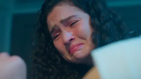 Aybike se despide por última vez de Asiye en la morgue: “Te echaré mucho de menos” Aybike se despide por última vez de Asiye en la morgue: “Te echaré mucho de menos”