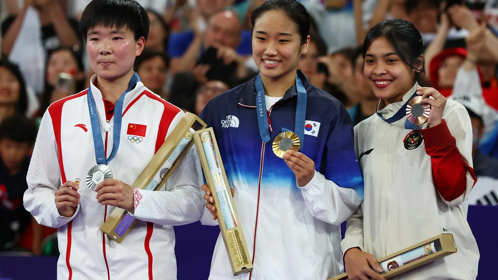 La china Bing Jiao He rinde homenaje a Carolina Marín La china Bing Jiao He rinde homenaje a Carolina Marín