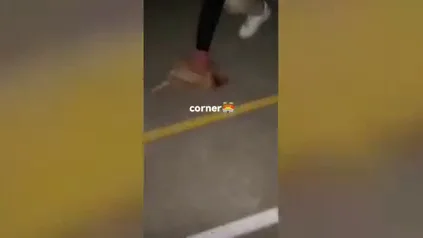 Dos j&oacute;venes maltratan a una gallina us&aacute;ndola como una pelota de f&uacute;tbol