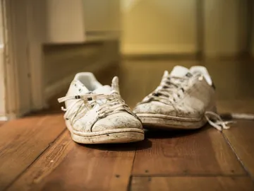 Zapatillas blancas muy sucias Zapatillas blancas muy sucias