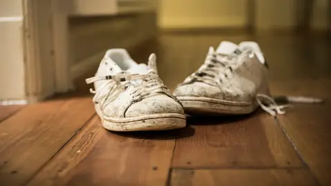 Zapatillas blancas muy sucias Zapatillas blancas muy sucias