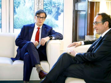 El presidente del Parlament, Josep Rull con el primer secretario del PSC, Salvador Illa