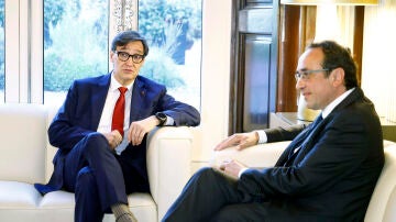 El presidente del Parlament, Josep Rull con el primer secretario del PSC, Salvador Illa