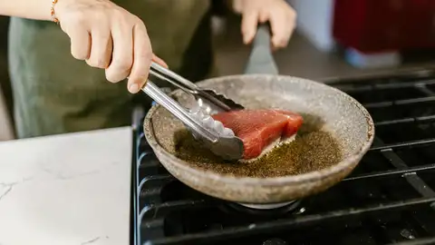 Freir carne en la sartén Freir carne en la sartén