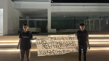 Activistas en la casa de Messi de Ibiza