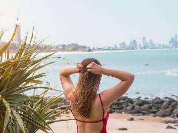 Chica con el pelo suelto en la playa