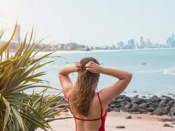 Chica con el pelo suelto en la playa Chica con el pelo suelto en la playa
