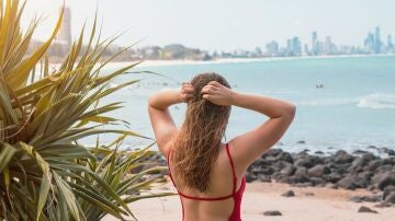 Chica con el pelo suelto en la playa