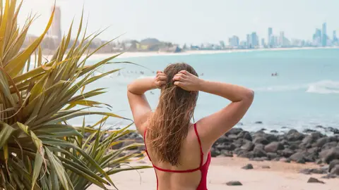 Chica con el pelo suelto en la playa Chica con el pelo suelto en la playa