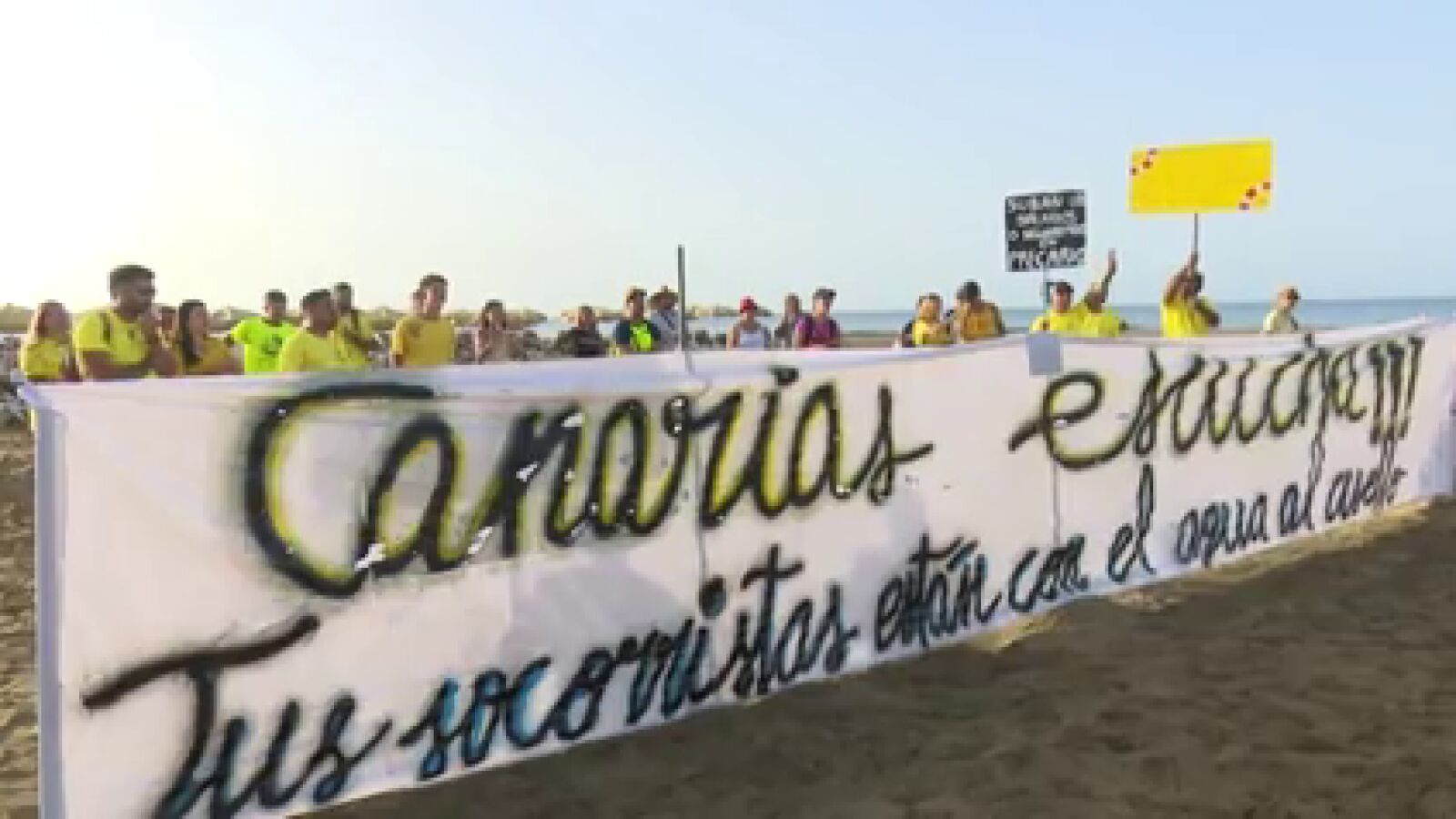 'Socorristas con el agua al cuello', la manifestación en Maspalomas por unas condiciones dignas