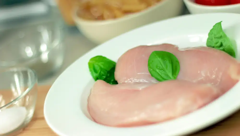 Pechugas de pollo crudas preparadas para freir Pechugas de pollo crudas preparadas para freir