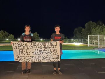 Activistas en la casa de Messi de Ibiza