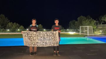 Activistas en la casa de Messi de Ibiza