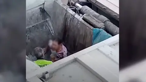 Un hombre de 74 años, a punto de morir triturado al quedar atrapado cuando buscaba sus llaves en un contenedor Un hombre de 74 años, a punto de morir triturado al quedar atrapado cuando buscaba sus llaves en un contenedor