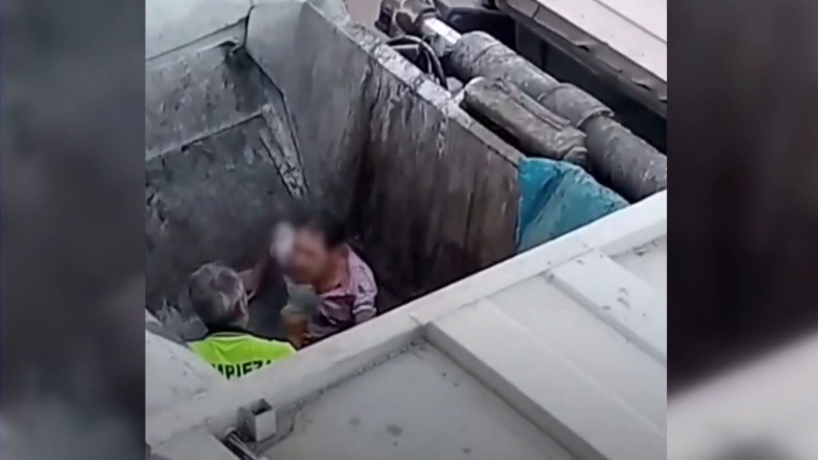 Un hombre de 74 años, a punto de morir triturado al quedar atrapado cuando buscaba sus llaves en un contenedor