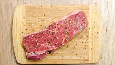 Carne roja cruda preparada para freirse Carne roja cruda preparada para freirse