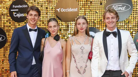 Benicio con su novia Lola, Taína y Balthazar, los hijos de Valeria Mazza en la Gala Starlite Benicio con su novia Lola, Taína y Balthazar, los hijos de Valeria Mazza en la Gala Starlite