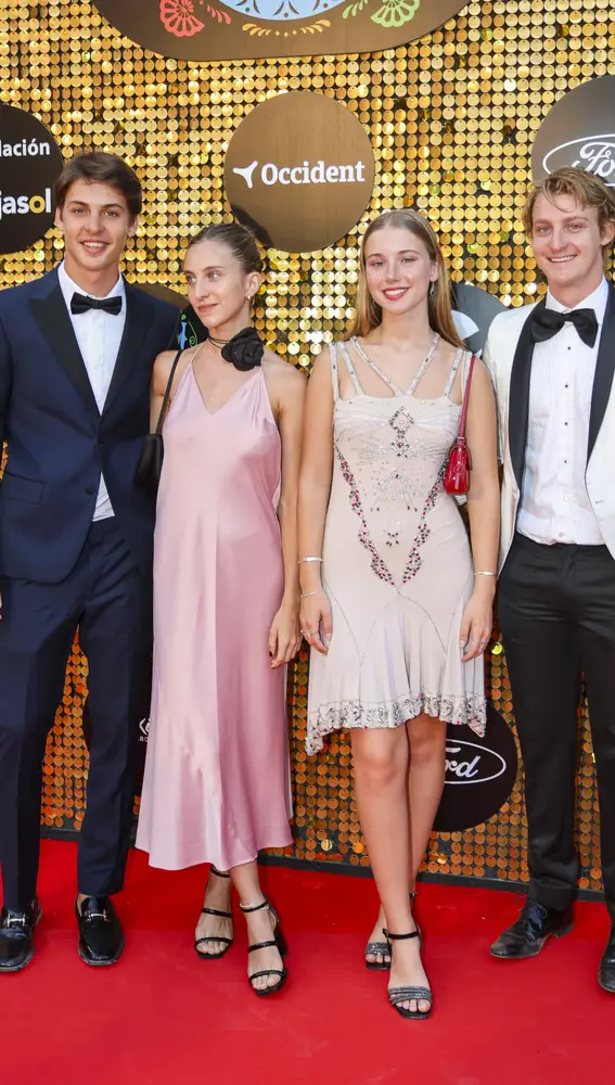 Taína Gravier (segunda por la derecha) con sus hermanos, Benicio y Balthazar, y Lola Malm Green en la Gala Starlite Taína Gravier (segunda por la derecha) con sus hermanos, Benicio y Balthazar, y Lola Malm Green en la Gala Starlite