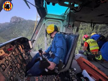  Un helicóptero sufre un accidente al chocar contra el cableado eléctrico en la zona de La Albufera