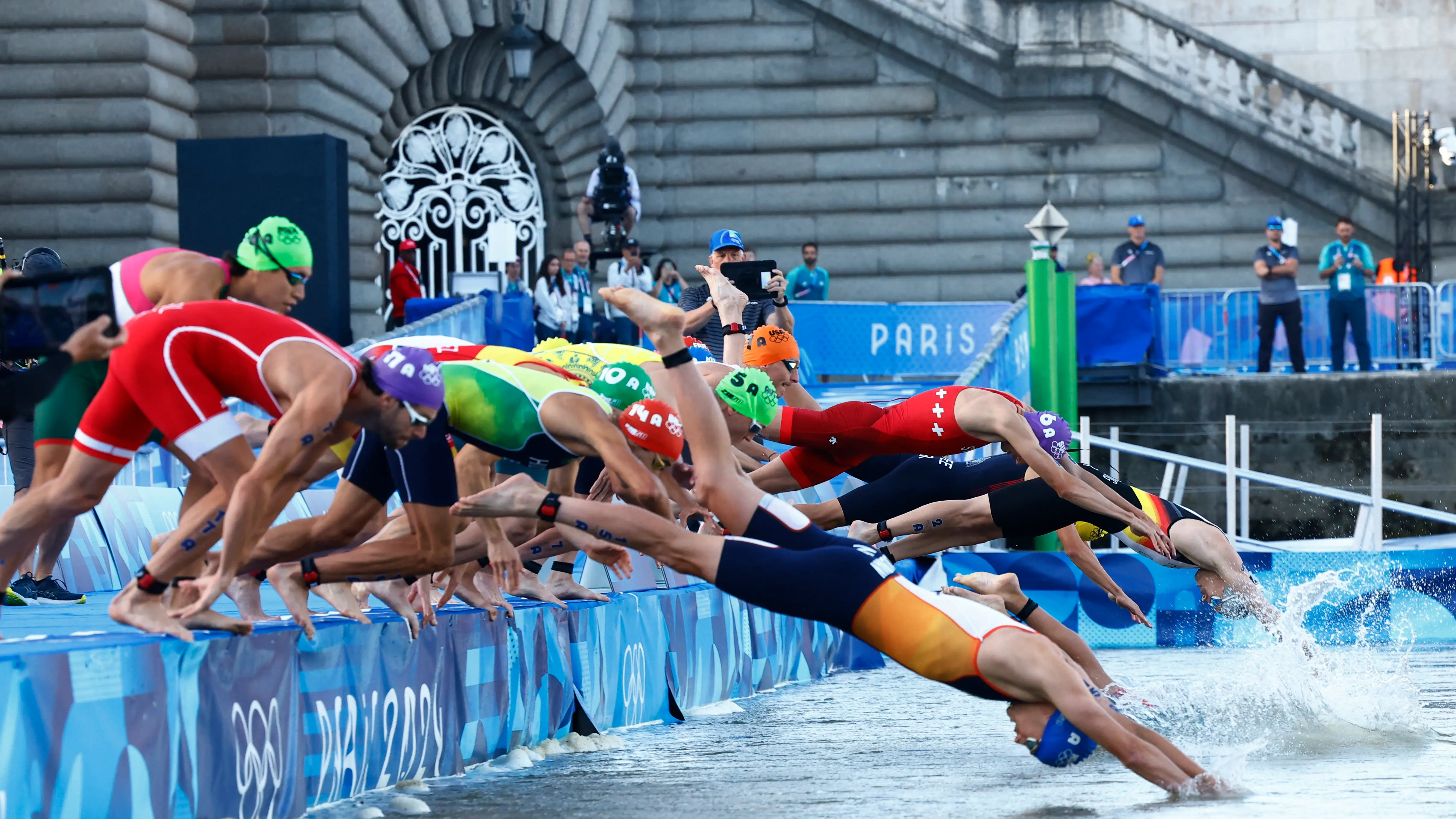 Competici&oacute;n de triatl&oacute;n en el Sena