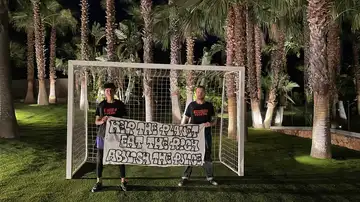 Activistas en la casa de Messi de Ibiza